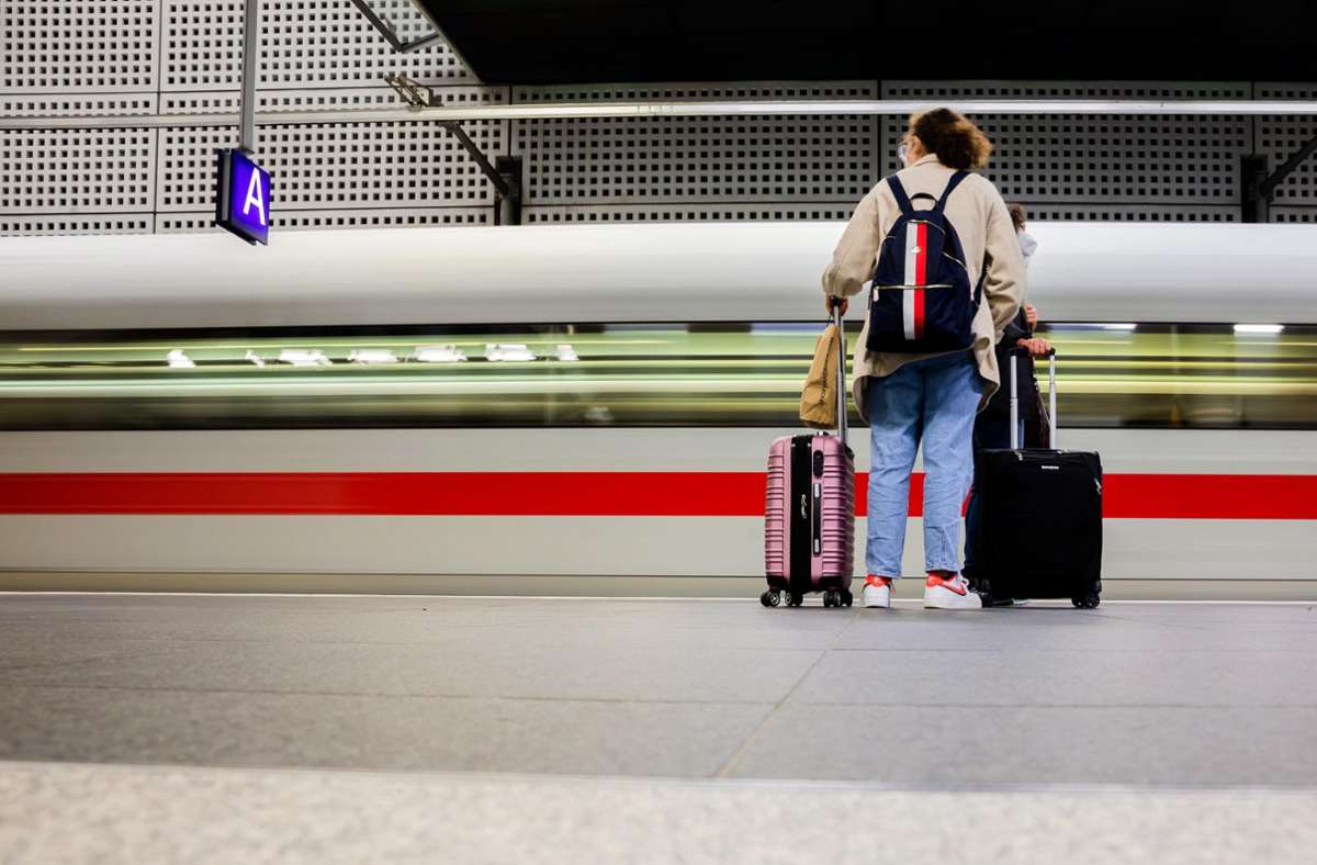 Nur wenige Deutsche fahren mit der Bahn in den Urlaub. Dabei könnte die Fahrt mit dem Zug  preiswerter, entspannter und umweltschonender sein – wenn alles klappt. Foto: dpa/Christoph Soeder