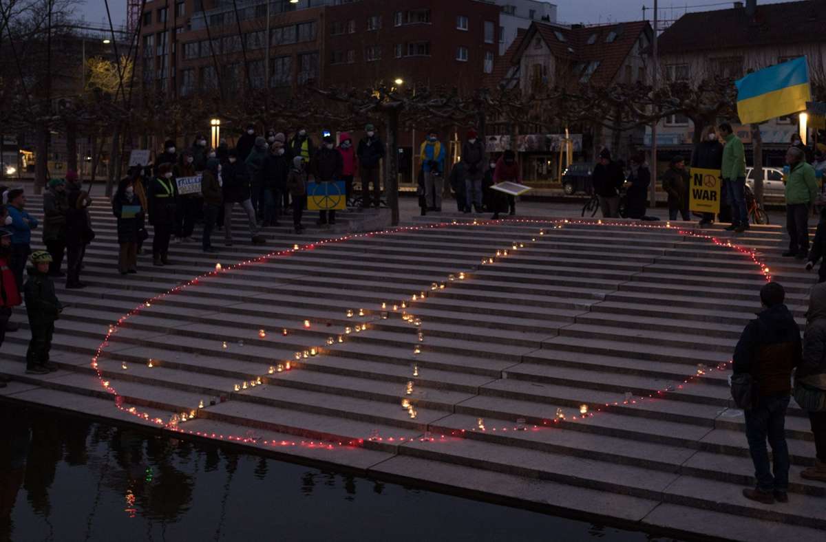 Mahnwache gegen den Krieg in Böblingen: Hunderte Kerzen am Unteren See