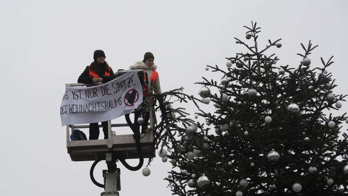 Brandenburger Tor: Klimaaktivisten sägen Weihnachtsbaum-Spitze ab