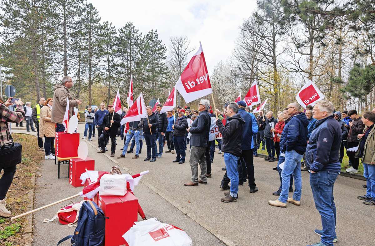 IBM in Böblingen: Beschäftigte demonstrieren für höhere Löhne