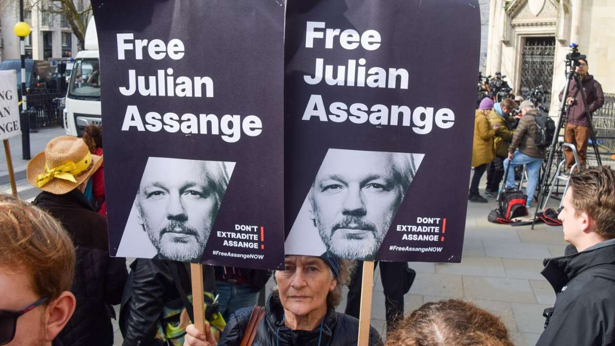 Unterstützer von Julian Assange vor dem Londoner High Court.