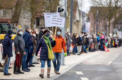 Das Aktionsbündnis „Herrenberg bleibt bunt“ mobilisiert hunderte Menschen für eine Menschenkette gegen Rechts. Foto: Eibner-Pressefoto/Dennis Duddek