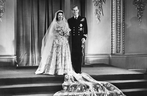 Prinzessin Elizabeth und Leutnant Philip Mountbatten im Buckingham Palace nach ihrer Trauung. Foto: dpa/Pa