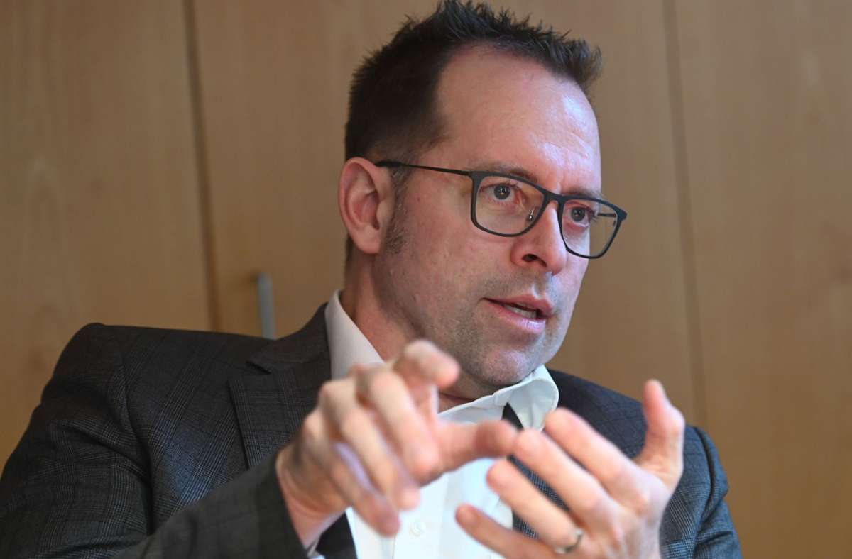 Marbacher Bürgermeister im Interview: Stadt weiter für Hallenbad-Schließung