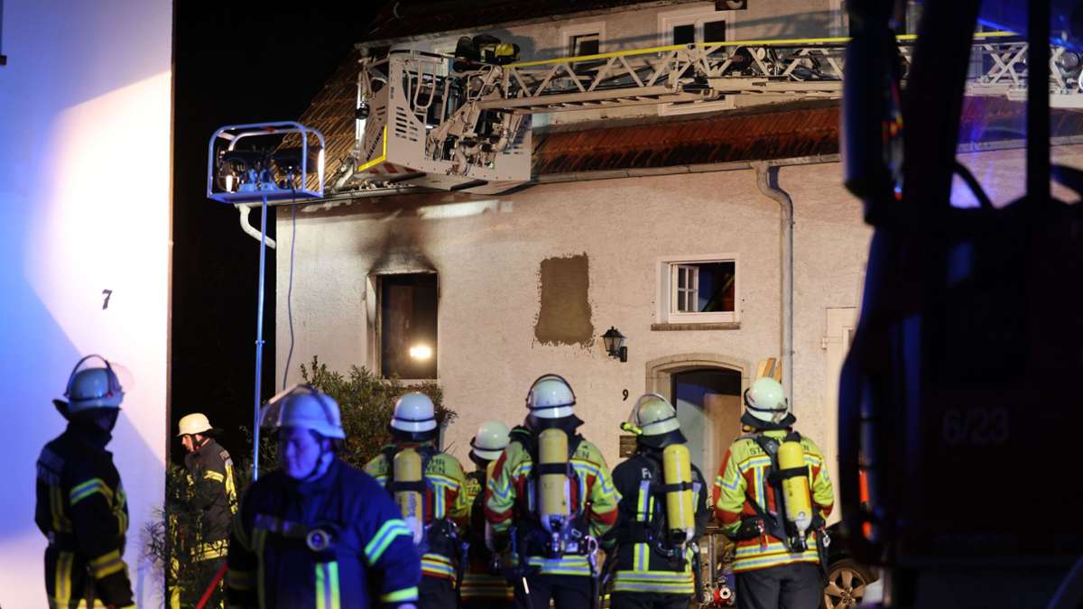Die Feuerwehrleute konnten das Feuer löschen, aber nicht verhindern, dass die Wohnung ausbrannte.