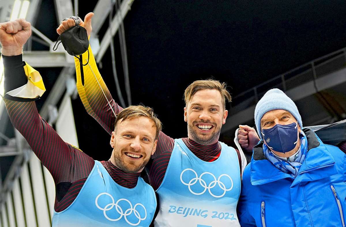 Die Erstplatzierten Tobias Arlt   und Tobias Wendl  freuen sich nicht über das gemeinsame Bild mit IOC-Präsident Thomas Bach (von links).