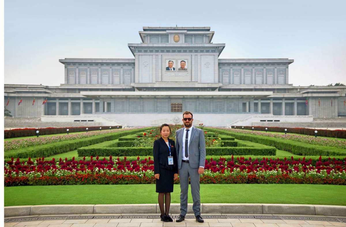 Reiseveranstalter Shane Horan mit einer nordkoreanischen Reiseleiterin vor dem Palast der Sonne in Pjöngjang. Foto: Shane Horan, Rocky Road Travel