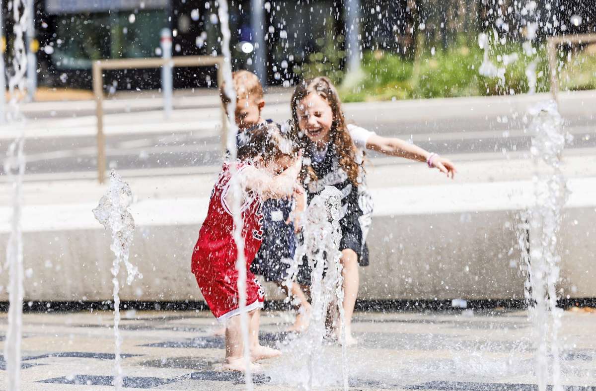 Abkühlung gefällig? Bei der Hitze hüpfen die Kinder durch den Brunnen in der Böblinger Bahnhofstraße.