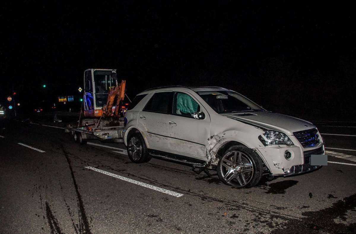 Ein 42-jähriger Mercedes-Fahrer fährt am Sonntag mit  Anhänger auf der Bundesstraße 14 in Richtung Herrenberg, als er an einer Einmündung das Rotlicht missachtet.