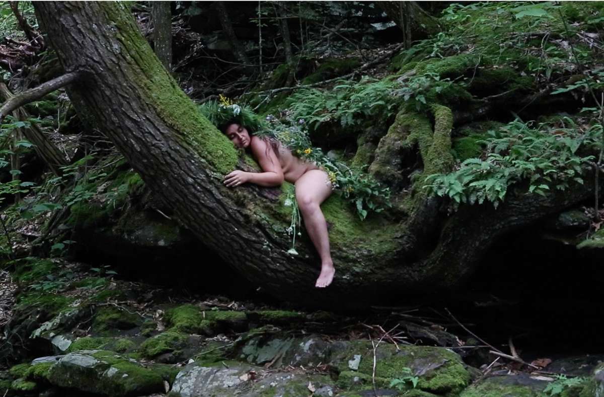 Innige Liebe zur Natur zeigt etwa die Künstlerin Melanie Bonajo in ihren Filmen.