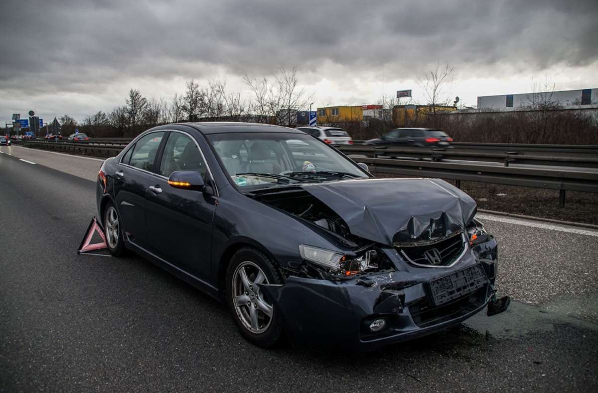 Ein 79-jähriger Hondafahrer verursacht am Sonntag auf der A 81 bei Böblingen einen Auffahrunfall.