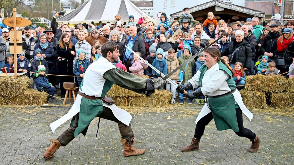 Die Mittelaltergruppe „Die Leitwölfe“ hat die Zuschauer mit Schwertkampfvorführungen  in den Bann gezogen.