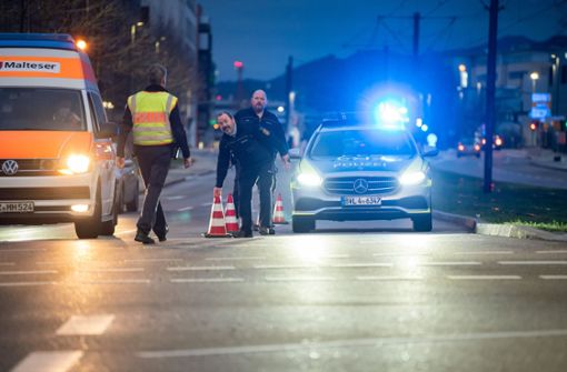 Polizisten sperren im Rahmen einer Entschärfung einer Fliegerbombe die Breisacher Straße. Foto: dpa/Silas Stein
