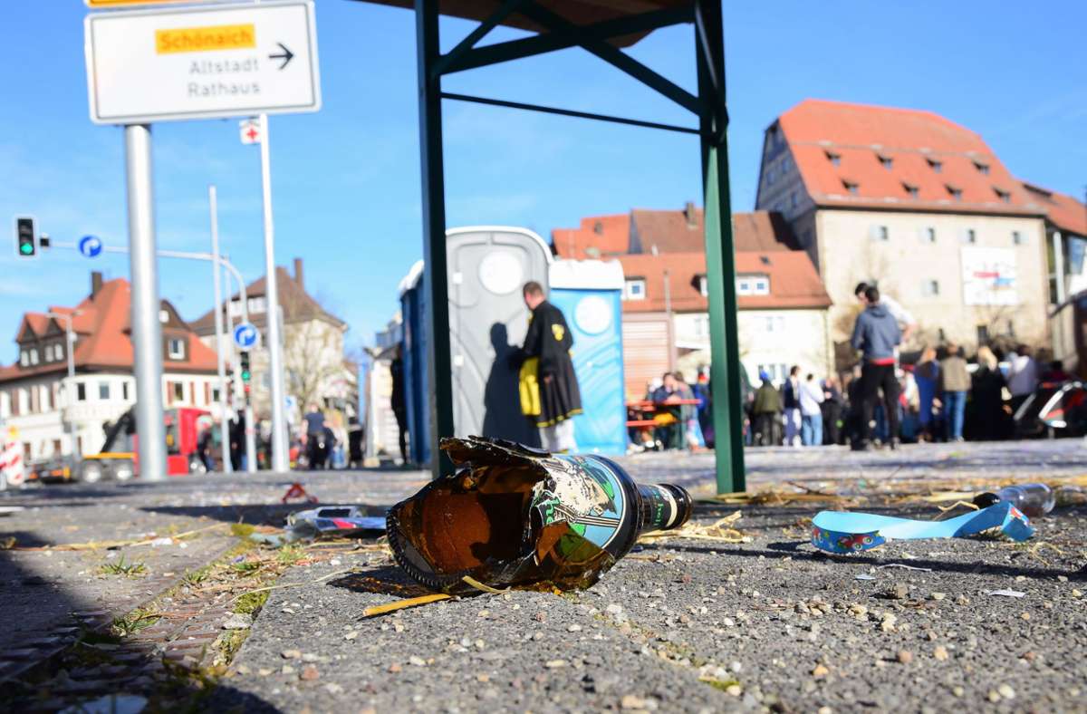 Zerbrochene Bierflasche auf dem Elbenplatz. Am Rande des Rosenmontagsumzugs hatte die Polizei viel zu tun. Foto: Eibner-Pressefoto/Silas Schueller