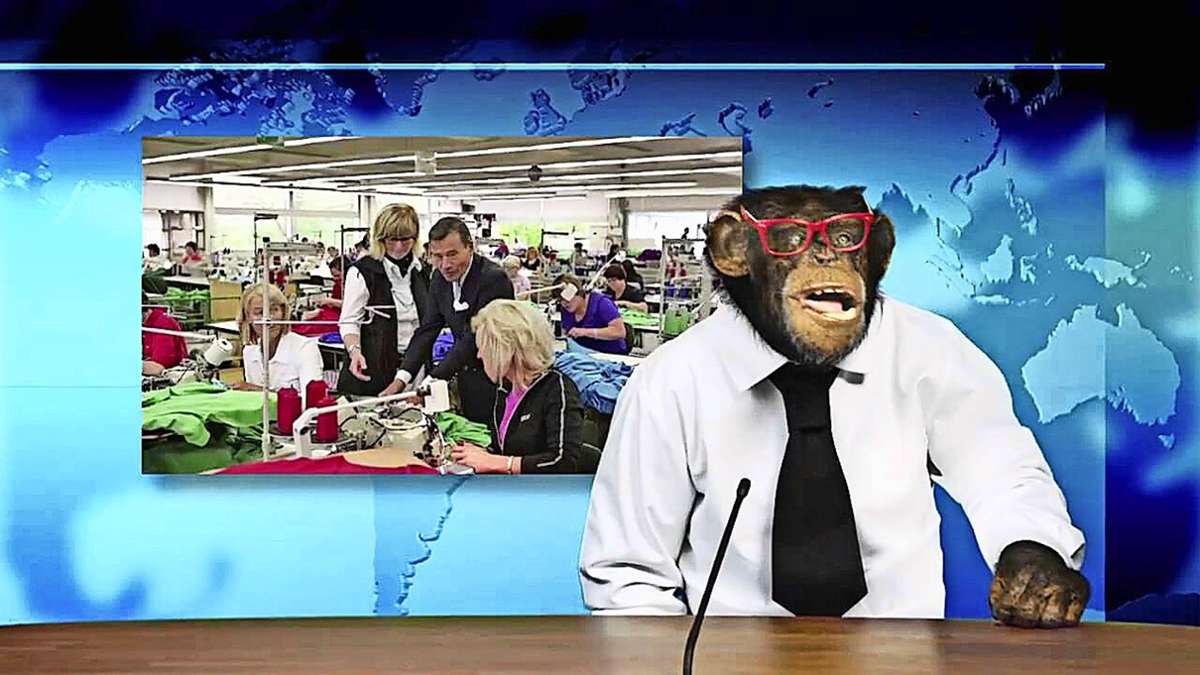 Ausgestattet mit Hemd, Krawatte und Brille: Der Trigema-Affe in dem berühmten Werbespot. Im Hintergrund ist Firmenchef Wolfgang Grupp eingeblendet.