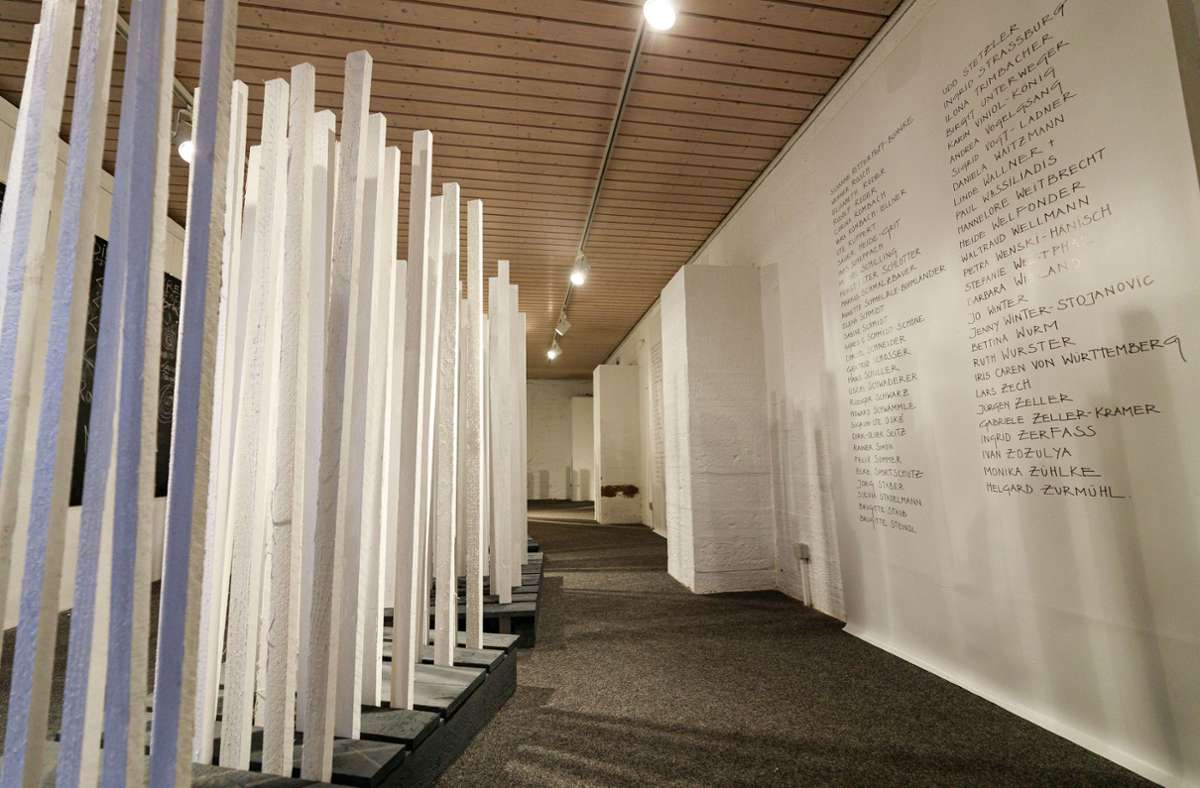 Stolze Geschichte: Eine Tafel mit 175 Namen und eine Steleninstallation würdigt die Mitglieder des Kunstvereins. Foto: Stefanie Schlecht