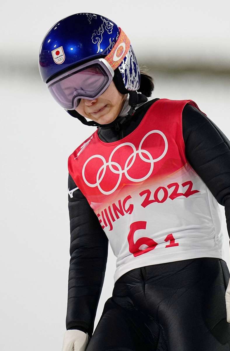 Holz für das Skisprung-Drama: Wegen nicht regelkonformer Anzüge werden gleich mehrere Teilnehmerinnen - darunter auch Weltcup-Star Sara Takanashi aus Japan - beim erstmals stattfindenden olympischen Skisprung-Mixed-Wettbewerb disqualifiziert.