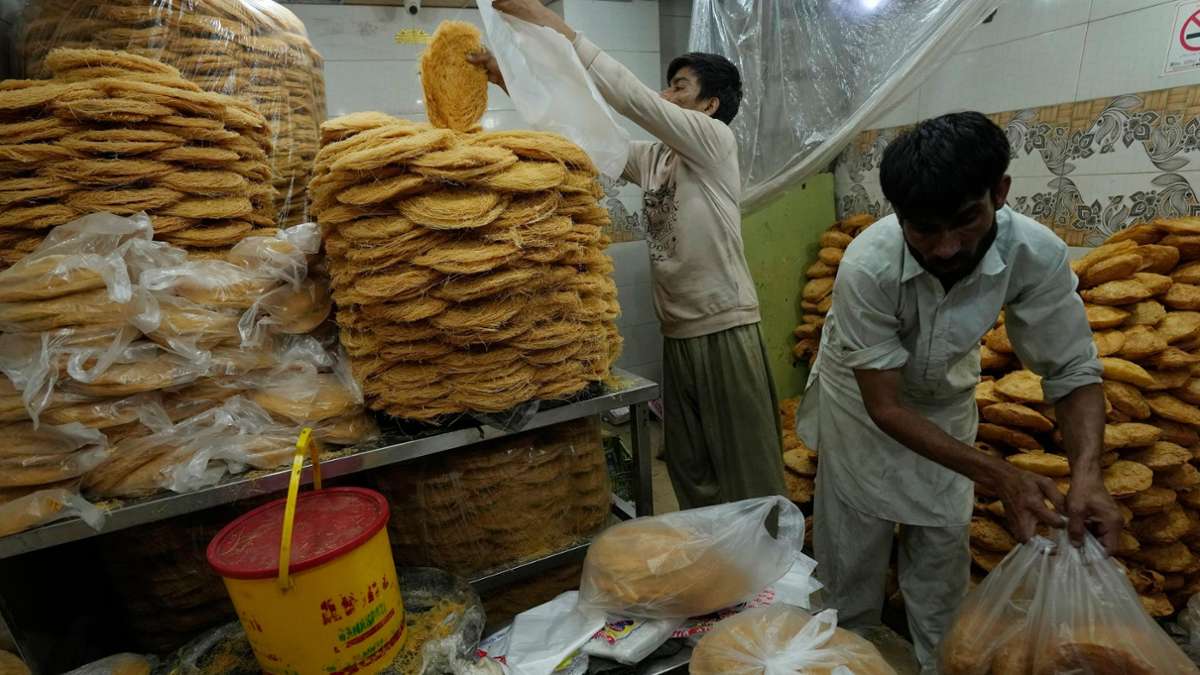 Arbeiter in Pakistan verpacken Vermicelli, eine besondere Delikatesse während des muslimischen Fastenmonats Ramadan.