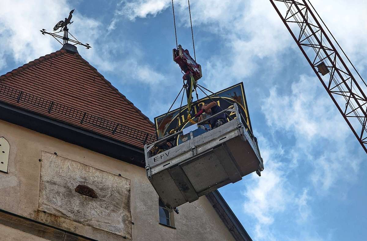 Am Donnerstagvormittag hievten die Arbeiter die neuen Ziffernblätter per Kran am Turm der Ehninger Kirche hinauf.