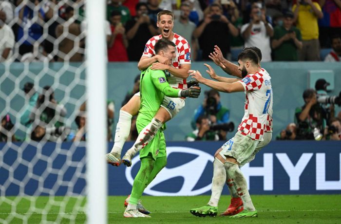 WM 2022 in Katar: Elfmeterkiller Livakovic bringt Kroatien ins Viertelfinale