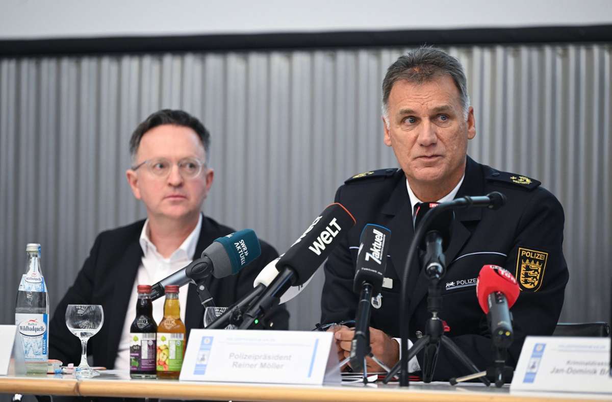 Oberstaatsanwalt Harald Lustig (links) und der Polizeipräsident von Aalen, Reiner Möller,  auf der Pressekonferenz