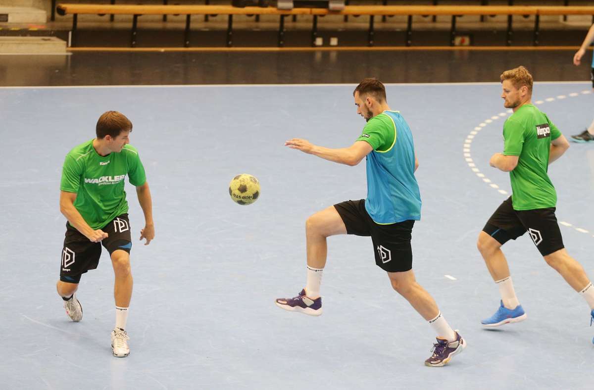 Tobias Ellebaek, Josip Sarac, David Schmidt (v.li.) zeigen ihr Ballgefühl beim Fußball.