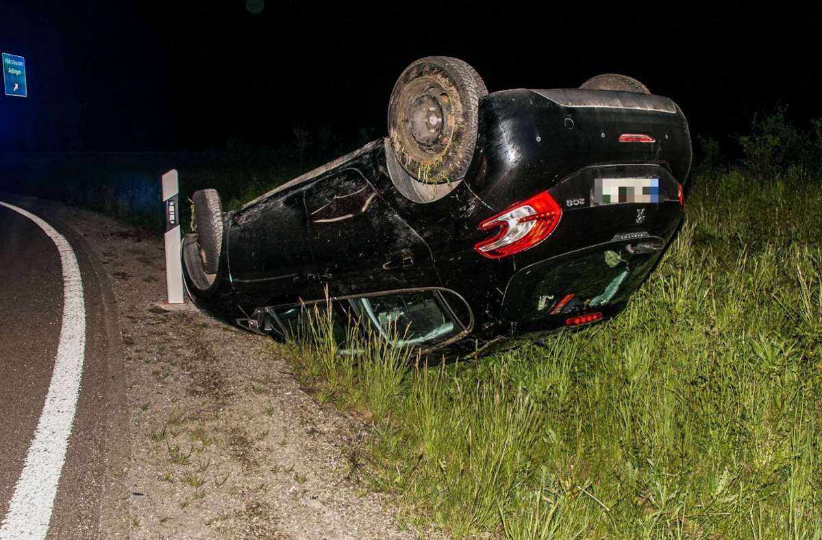 Der Fahrer hatte Glück im Unglück: Er kletterte mit leichten Verletzungen aus dem Peugeot 208