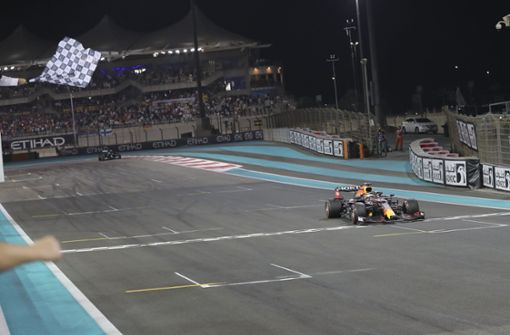 Zielflagge für den Weltmeister: Max Verstappen hat Lewis Hamilton entthront. Foto: dpa/Kamran Jebreili