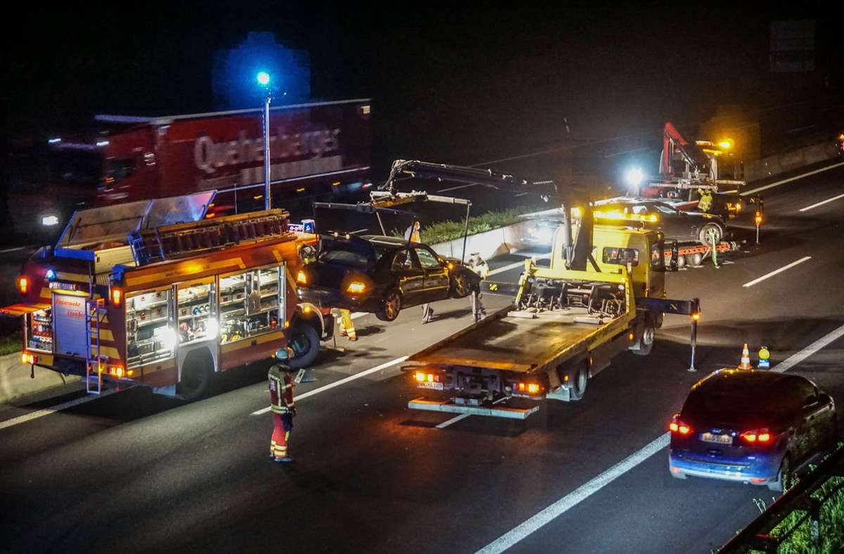 Unfall auf A8 bei Leonberg: Autofahrer  schwer verletzt – Vollsperrung auf A8
