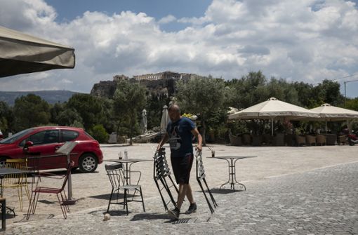 De Gastronomie in Griechenland könnte bereits in der letzten Aprilwoche ihre Außenbereiche öffnen. (Symbolbild) Foto: dpa/Yorgos Karahalis