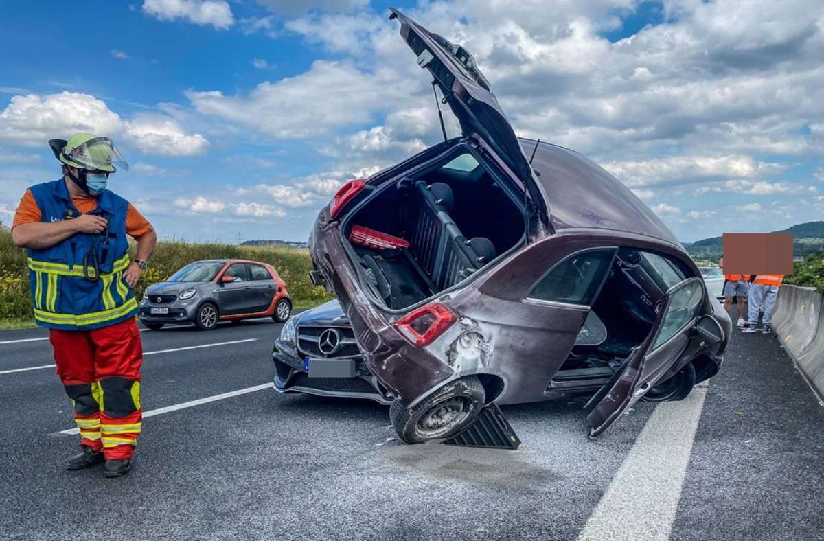 Schwerer Unfall auf der A8: Autos krachen ineinander – langer Stau