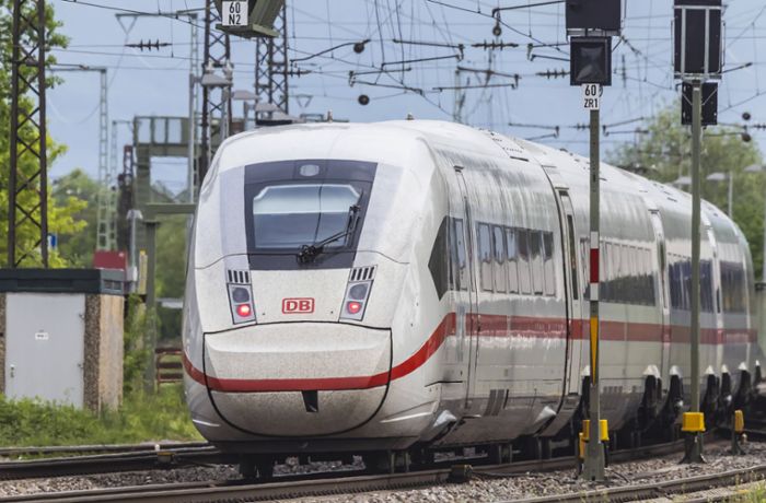 Zug nach Stuttgart: ICE mit Gegenständen beworfen - Scheiben gehen kaputt