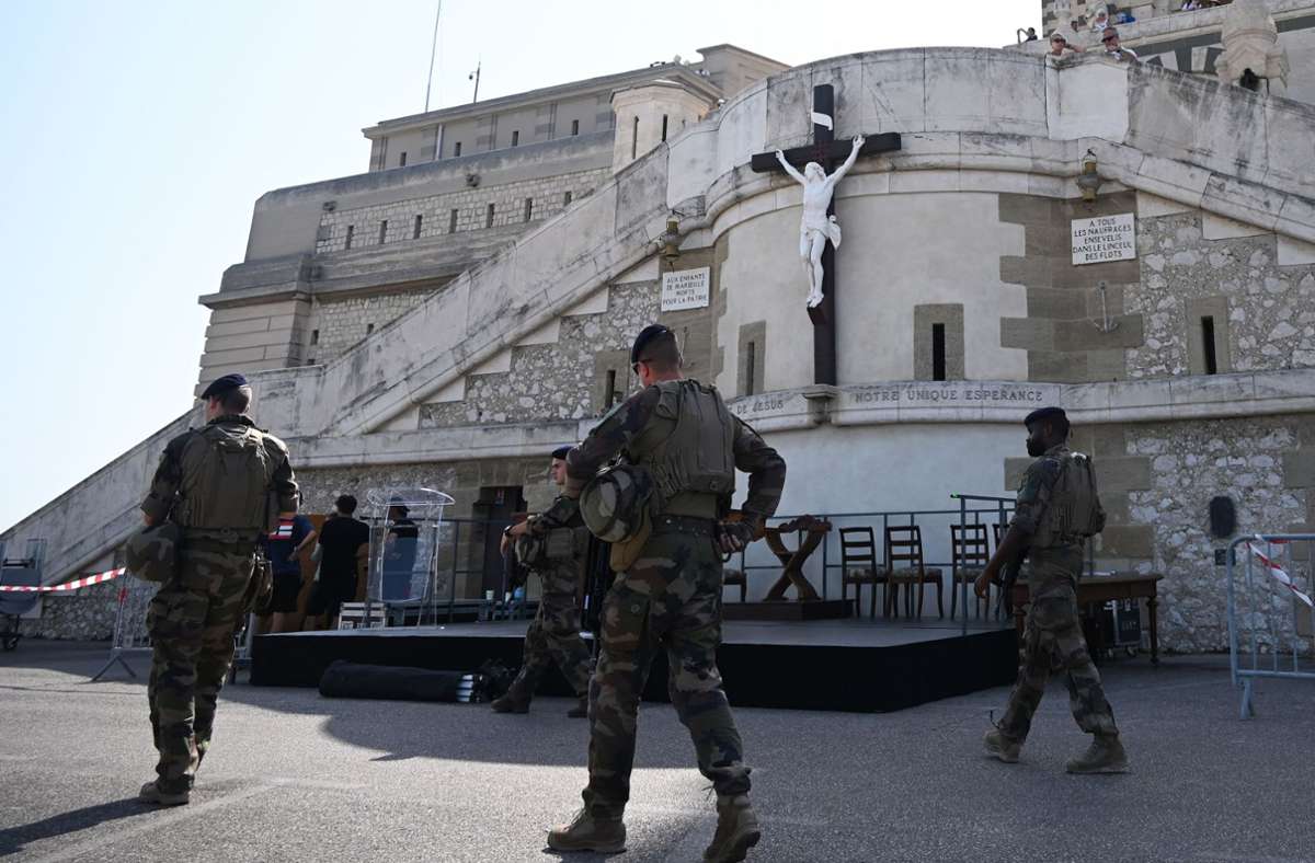 Soldaten patrouillieren in Marseille vor der Basilika Notre Dame. Die  südfranzösische Metropole wird seit Monaten erschüttert von Bandenkriegen mit vielen Toten. Foto: AFP/SYLVAIN THOMAS