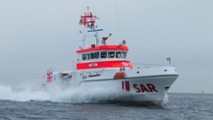 Seenotkreuzer rettet Angler nach Motorschaden aus Schlauchboot