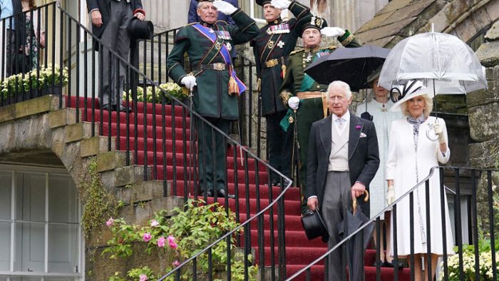 Charles III. und  Camilla trotzen dem Regen