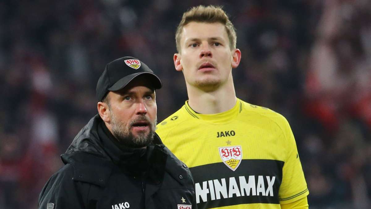 Trainer Sebastian Hoeneß (li.) und Torhüter Alexander Nübel arbeiten beim VfB Stuttgart weiter zusammen. In unserer Bildergalerie blicken wir auf den aktuellen VfB-Kader und die Vertragslaufzeiten der Spieler.