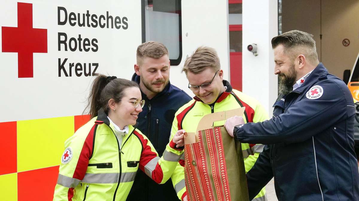 In der Leonberger Rettungswache verteilt der Rettungsdienstleiter Sven Peters (rechts) am 24. Dezember Geschenke an Mitarbeitende im Dienst.