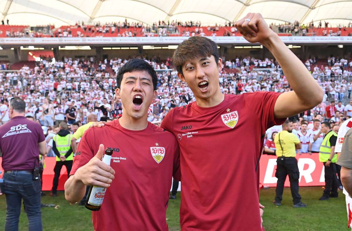 Wataru Endo (links) und Hiroki Ito (rechts) treffen mit Japan im WM-Achtelfinale auf ihren Vereinskollegen, den kroatischen Profi Borna Sosa.