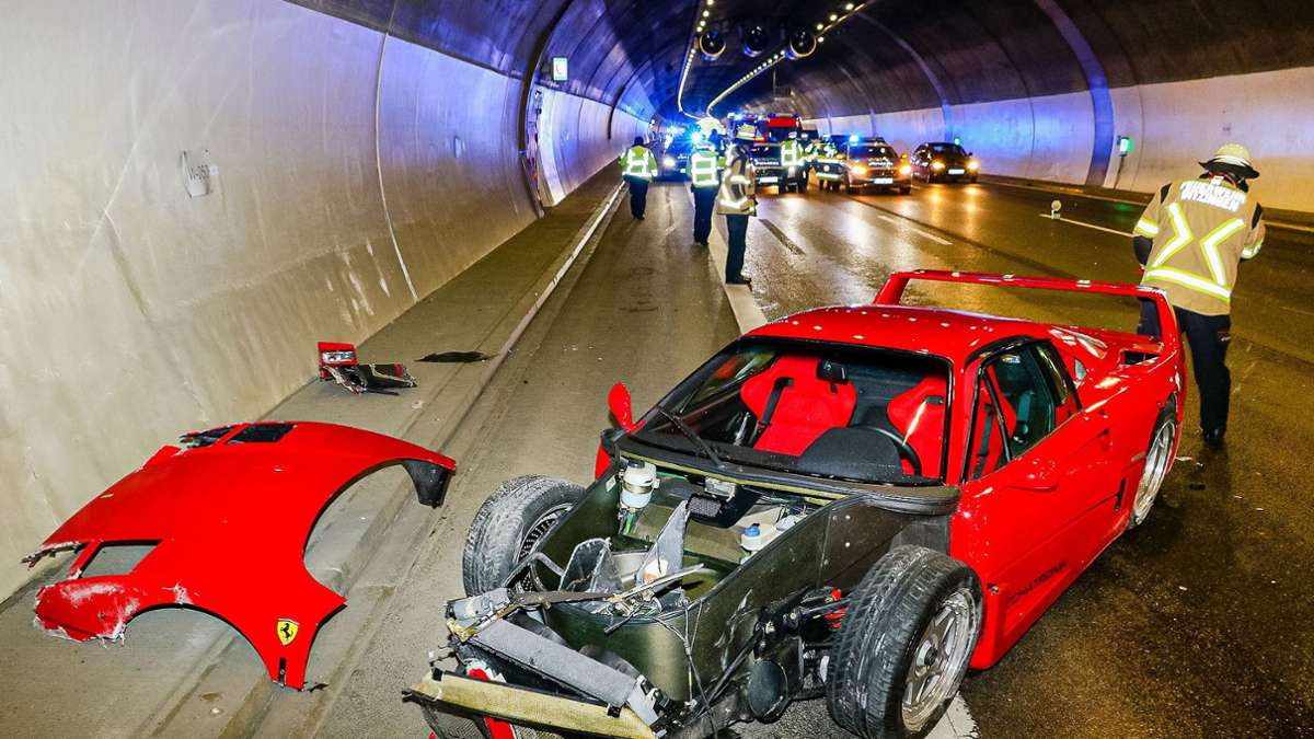 Der Ferrari kollidierte auf der A81 mit den Tunnelwänden im Engelbergtunnel.