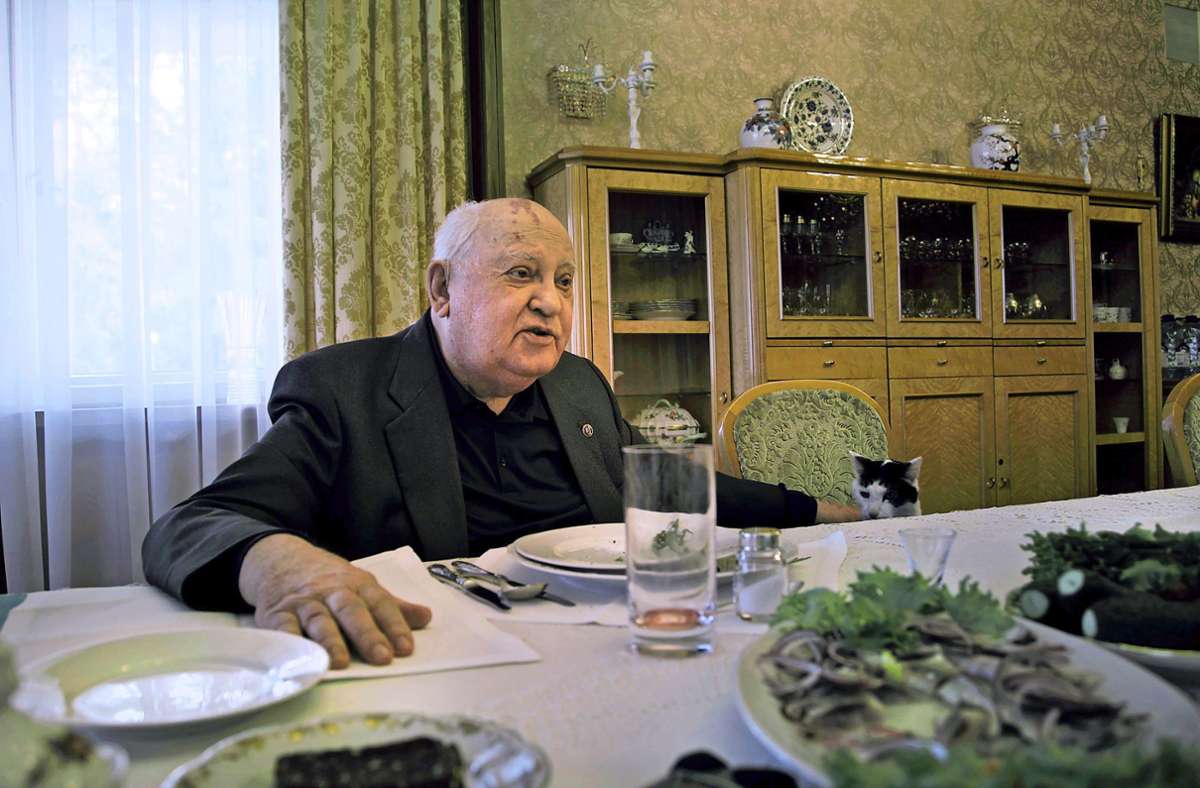 Michail Gorbatschow am Esstisch seiner Villa, die nicht ihm gehört, sondern dem Staat.
