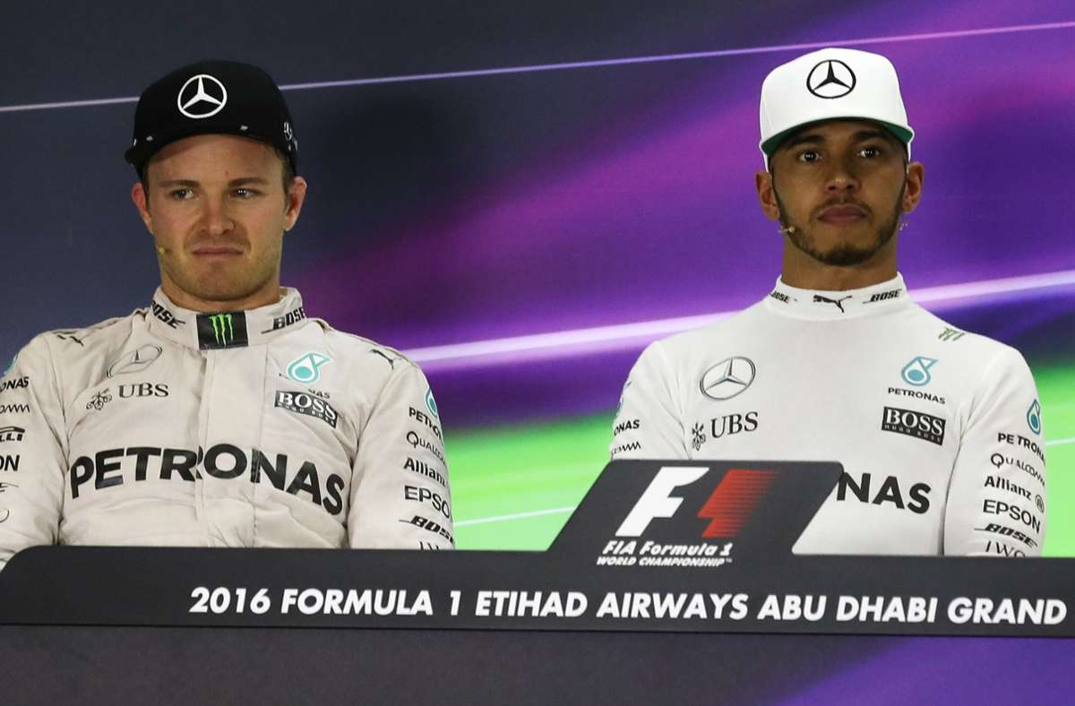 Jugendfreunde, Teamfeinde. Nico Rosberg (li.) und Lewis Hamilton kennen sich zwar seit frühester Jugend, doch als Teamkollegen bei Mercedes zwischen 2013 und 2016 werden sie zu erbitterten Kontrahenten. 2016 wird das Duell aggressiver, mehrfach kommt es zum Crash, die Teamleitung muss schlichten. Rosberg wird Weltmeister und geht in Motorsport-Rente.