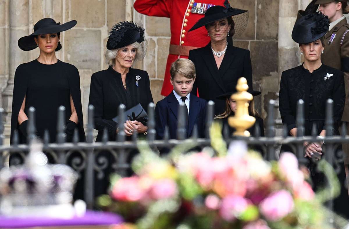 Vereint in Trauer: Herzogin Meghan, Königin Camilla, Prinz George, Prinzessin Kate und Gräfin Sophie (von links).