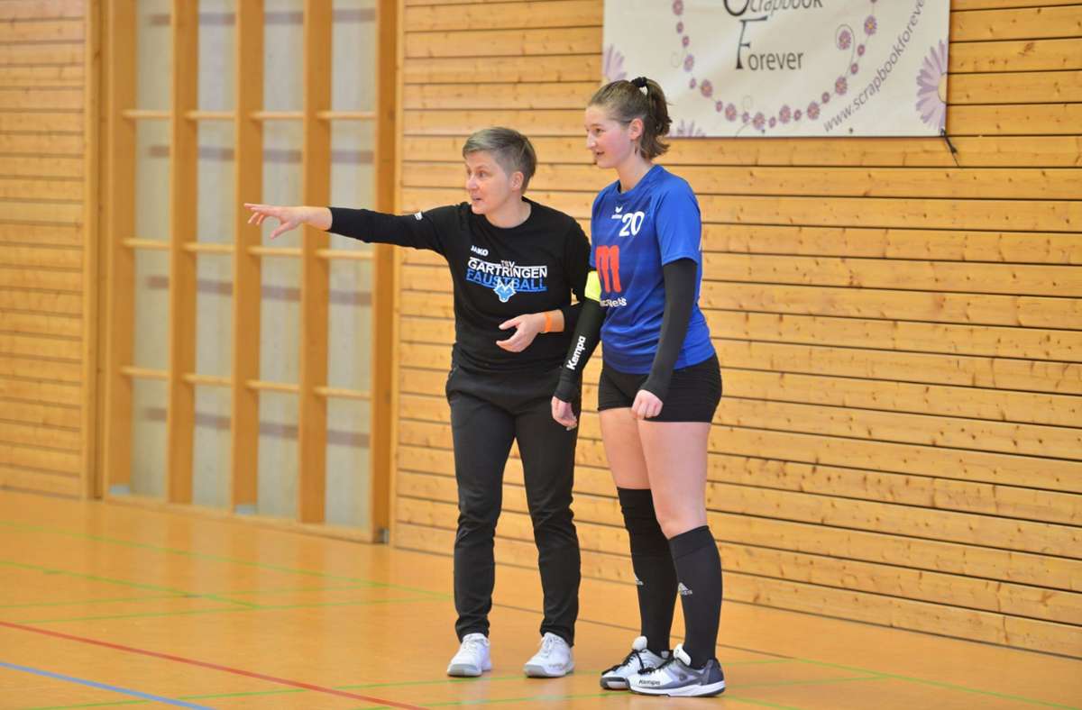 Trainerin Yvonne Hornikel und Abwehrspezialisten Cara Boog: Letzte Anweisungen vor dem großen Auftritt bei der U14-DM. Foto: Susanne Loehnert