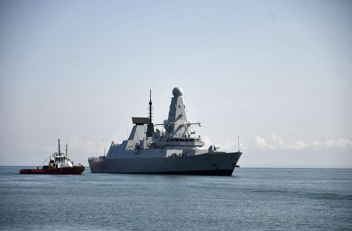 Interne Infos über „HMS Defender“ liegengelassen: Dokumente aus britischem Verteidigungsministerium an Haltestelle