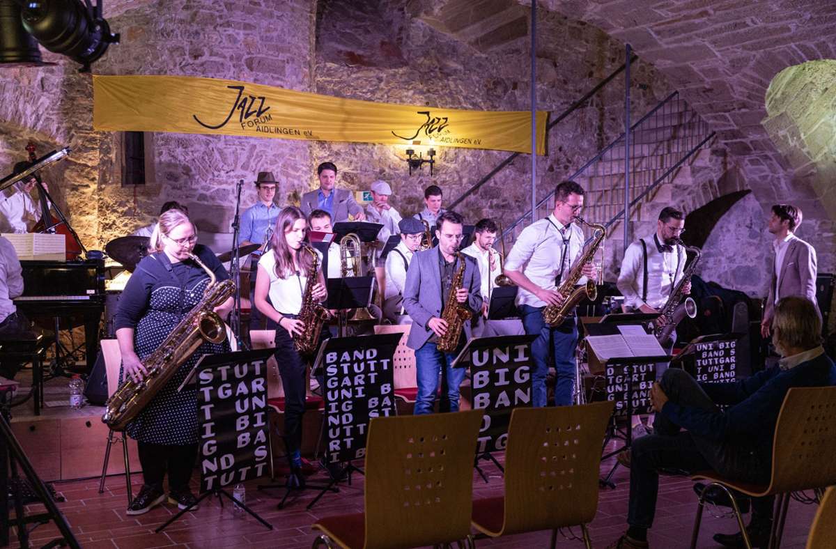Jazzforum Aidlingen: Alex Bühl und die Uni-Bigband bringen Deufringer Schloss zum Swingen