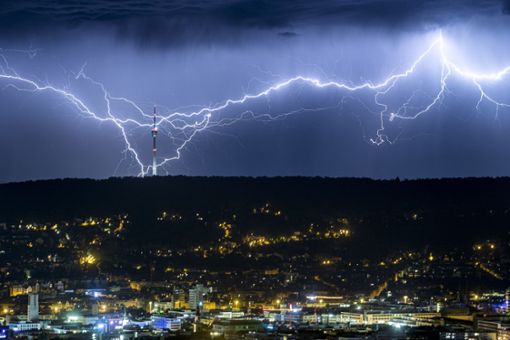 Nächtliches Blitz-Spektakel am Himmel über Stuttgart Foto: dpa/Simon Adomat