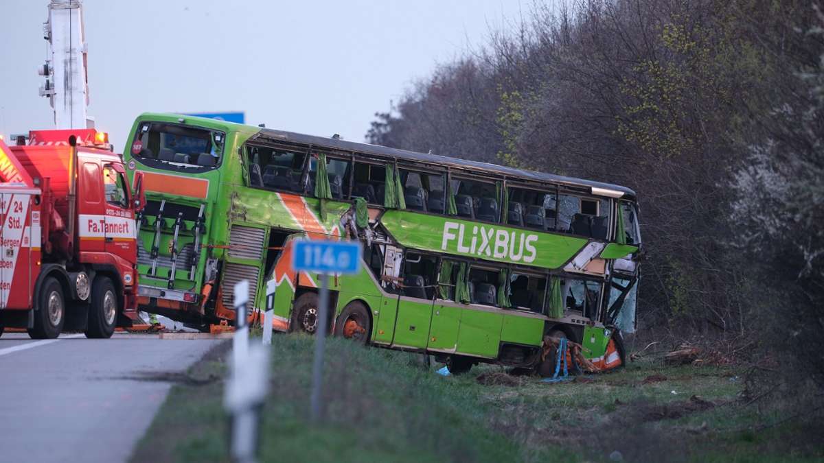 Unfälle: Viertes Todesopfer nach Busunfall auf A9 identifiziert