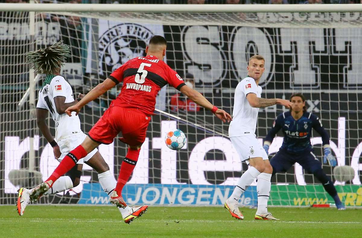 Volltreffer: Konstantinos Mavropanos erzielt mit einem fulminanten Schuss aus 28 Metern die 1:0-Führung für den VfB. Weitere Fotos des Spiels finden Sie in unserer Bildergalerie.