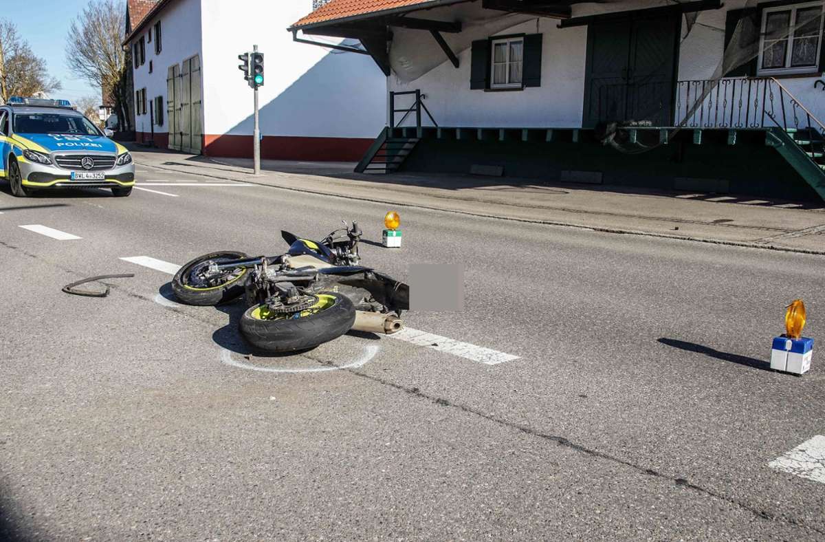 Eine Motorradfahrerin wurde in Oberjettingen schwer verletzt.