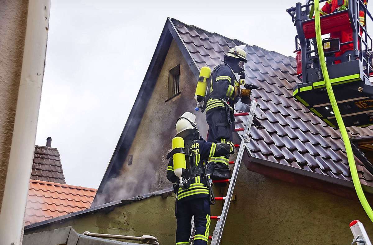 Bei einem Brand in der Altstadt von Vaihingen an der Enz wurde ein Einfamilienhaus so stark beschädigt, dass es derzeit nicht bewohnt werden kann.